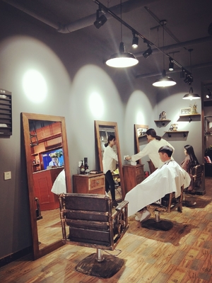 80平方理发店 工厂风装修 时尚潮流